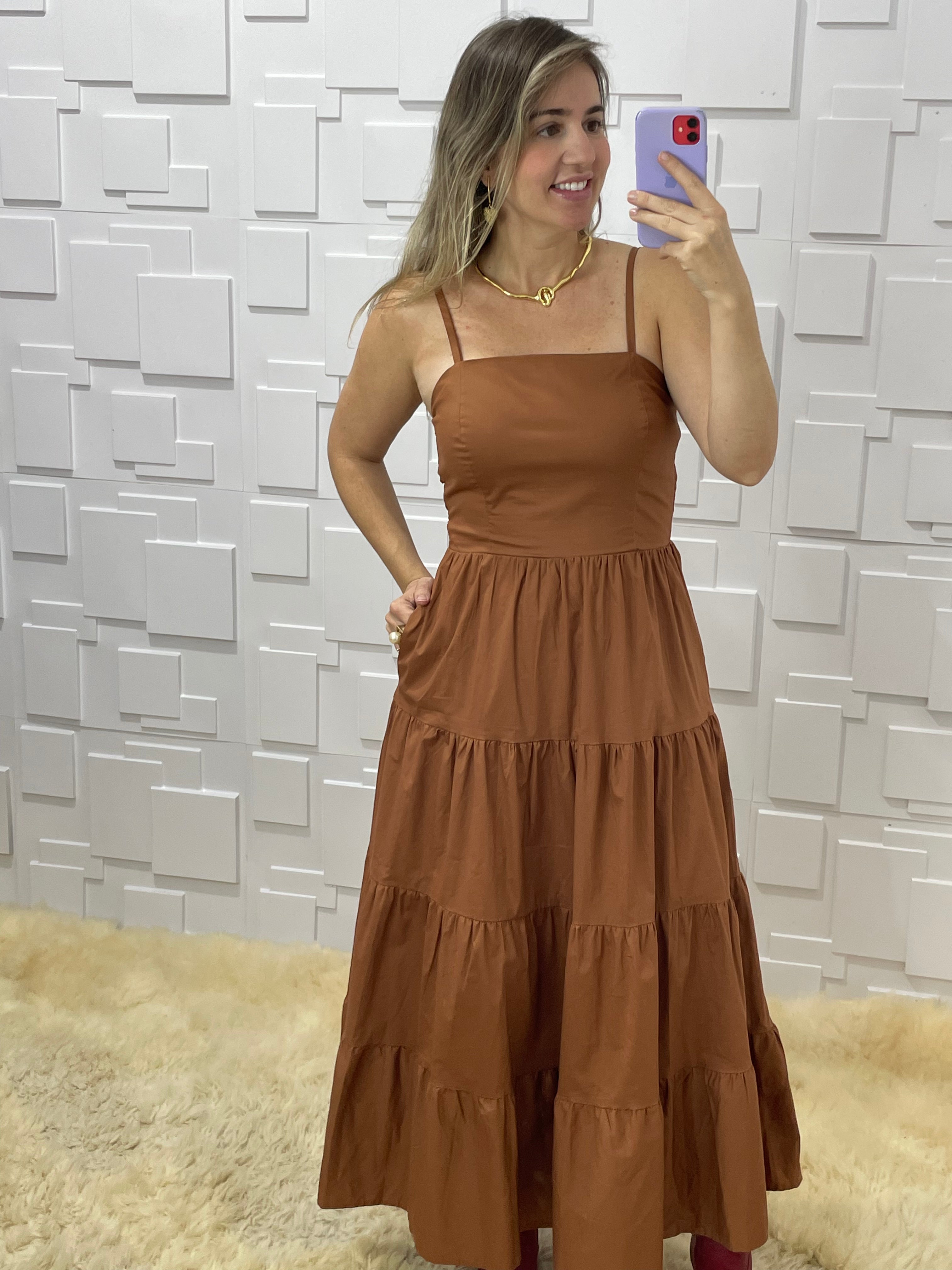Vestido de alças com bolsos, saia em camadas Gold